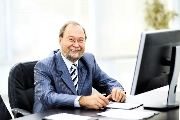 Erfolgreicher Geschäftsmann arbeitet mit Dokumenten im Büro — Stockfoto