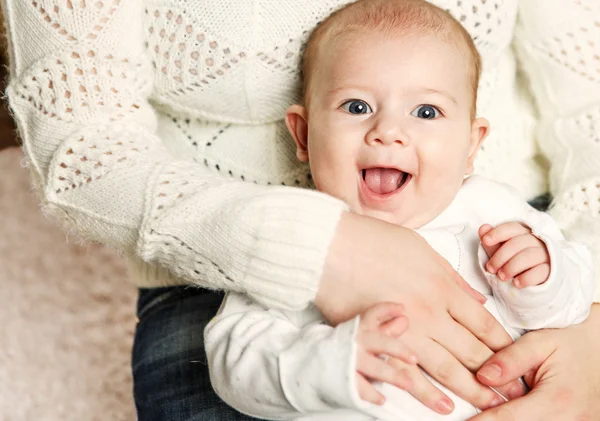 Un bambino piccolo tra le braccia della mamma. emozioni umane positive — Foto Stock