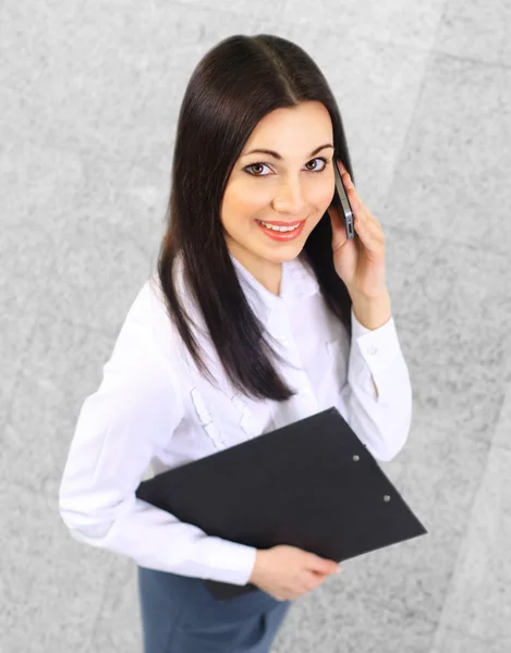 Hermosa mujer de negocios con documentos hablando por teléfono — Foto de Stock