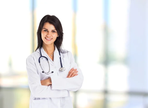 Jovem, bonita, amigável, sorridente e especialista médico mulher . — Fotografia de Stock