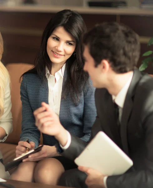 Un gruppo di uomini d'affari di successo. Discussione — Foto Stock