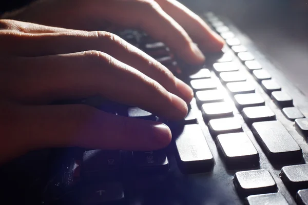 Manos escribiendo en el teclado de la computadora desde arriba . — Foto de Stock