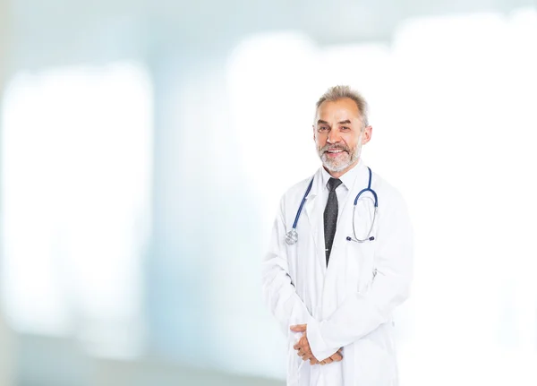 Diagnóstico médico qualificado adulto, com estetoscópio — Fotografia de Stock