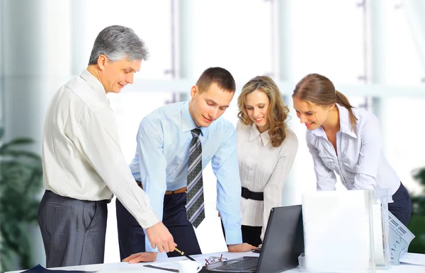 Concetto di business e ufficio: il team aziendale si riunisce in ufficio — Foto Stock