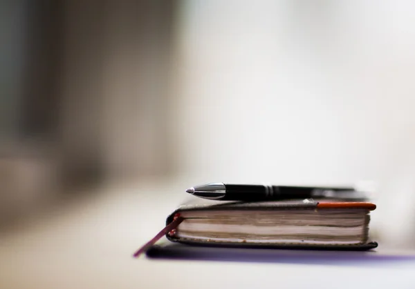 Organizador personal y pluma en el escritorio de la oficina —  Fotos de Stock