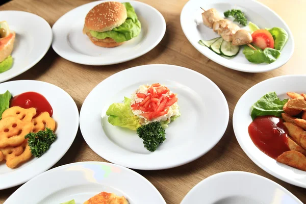 En mängd läckra rätter på bordet i barnens restaurang — Stockfoto