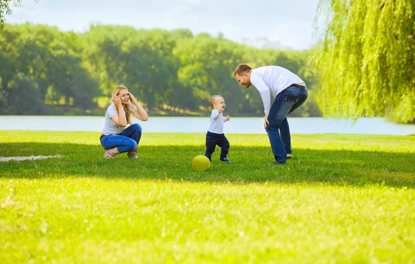 Feliz mamá papá e hijo en un paseo en un día soleado —  Fotos de Stock