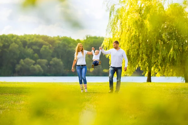 Feliz madre, padre e hijo en un paseo en un día soleado —  Fotos de Stock