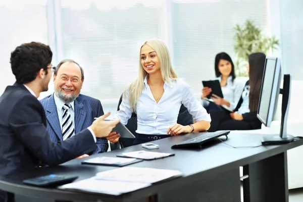 Obchodní tým pracuje s finančními dokumenty v kanceláři — Stock fotografie