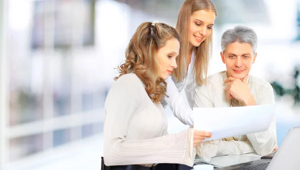 Unternehmer diskutieren über den Arbeitsplan. — Stockfoto