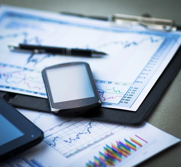 Business chart with smart phone and pen — Stock Photo, Image