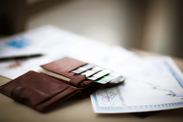 Cartera de cuero con tarjetas de crédito y descuento —  Fotos de Stock