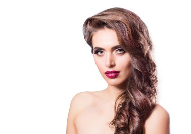 Beyaz arka planda izole edilmiş güzel kız modeli.