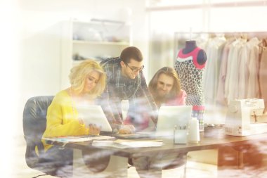 Modern Tasarımcısı ve ekibi çizimleri moda yaratıcı içinde olun