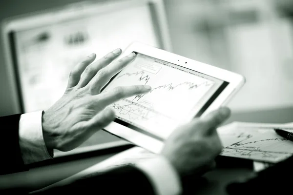 Üzletember ujj érintőképernyős digitális tabletta — Stock Fotó