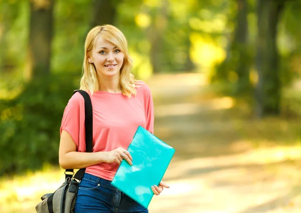 Erfolgreiche Studentin mit Büchern im Park an einem sonnigen Tag — Stockfoto