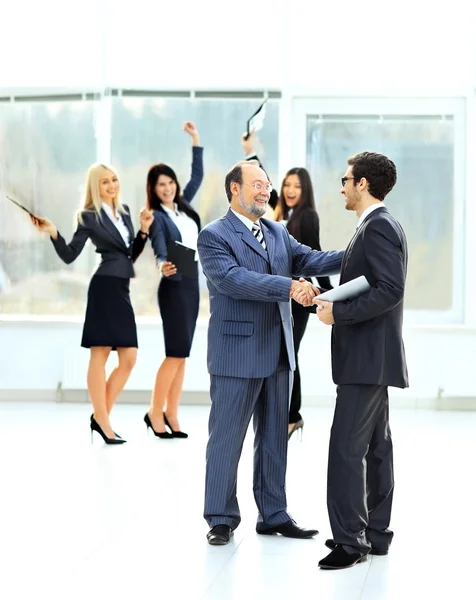 The meeting of two business partners at the presentation — Stock Photo, Image