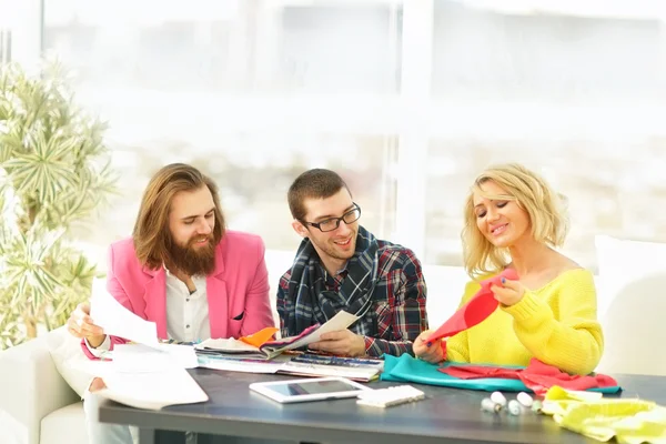 Diseñador moderno y su equipo está trabajando en nuevos modelos en ropa — Foto de Stock