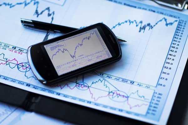 Business chart with smart phone and pen — Stock Photo, Image