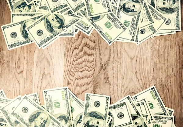 Bankovky dolarů na dřevěné pozadí — Stock fotografie