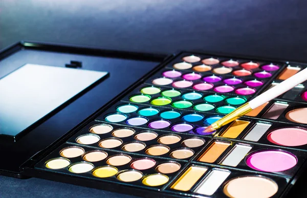 Colorida paleta de maquillaje con cepillo de maquillaje, filtro de color — Foto de Stock