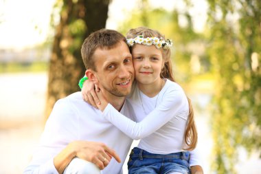 Mutlu baba ile kızı yaz Park