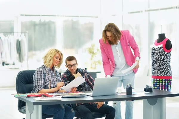 Diseñador moderno y su equipo está trabajando en nuevos modelos en ropa — Foto de Stock