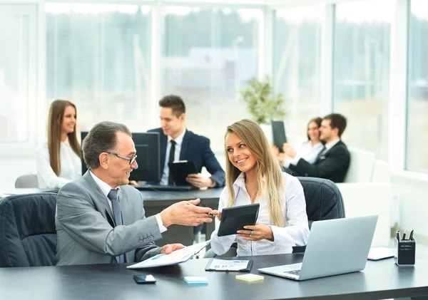 Empresário de sucesso e seu assistente discutir o plano de trabalho — Fotografia de Stock