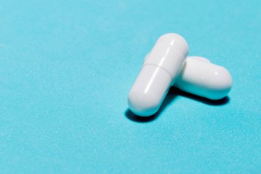 Kapat. mavi arkaplanda tabletler.