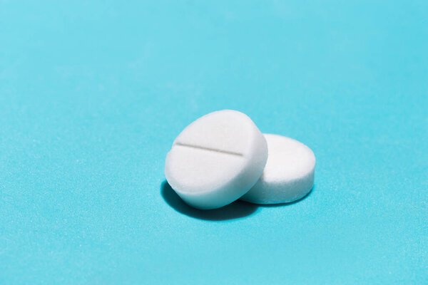 таблички на синем фоне. фото с места для копирования.