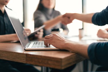 Kapat. Ofis masasında oturan bir grup iş adamı. .