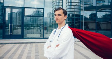 Kapat. Paramediklerin süper kahramanı şehir caddesinde duruyor..