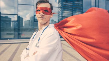 Kapat. Doktor süper kahraman kendinden emin bir şekilde ileriye bakıyor..