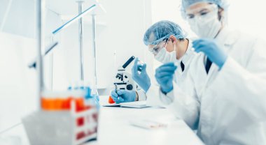 Kapat. Bir grup bilim adamı yeni bir aşının sonuçlarını test ediyor. .