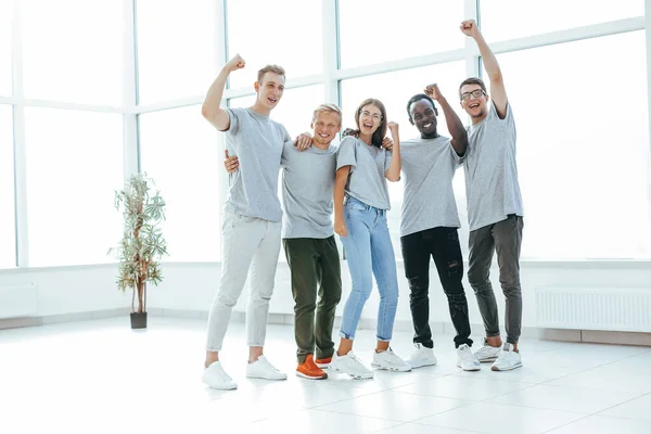 Feliz equipo de negocios de pie en la oficina brillante. — Foto de Stock