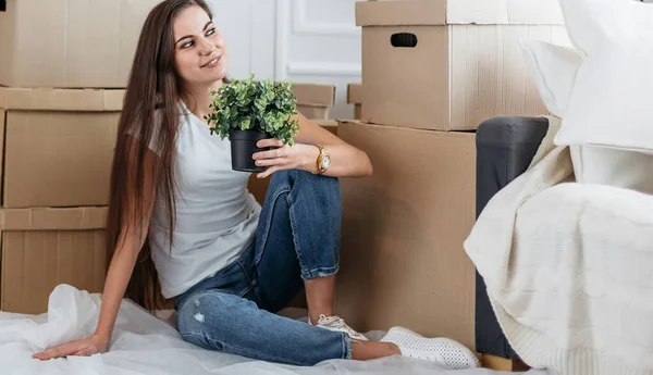 Mladá žena sní o sezení na podlaze v novém bytě — Stock fotografie