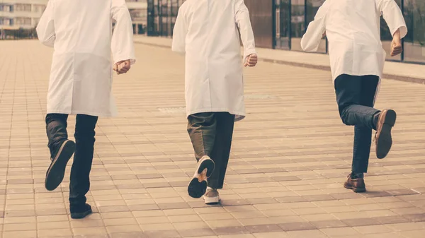 Achteraanzicht. team van artsen loopt om noodhulp te bieden. — Stockfoto