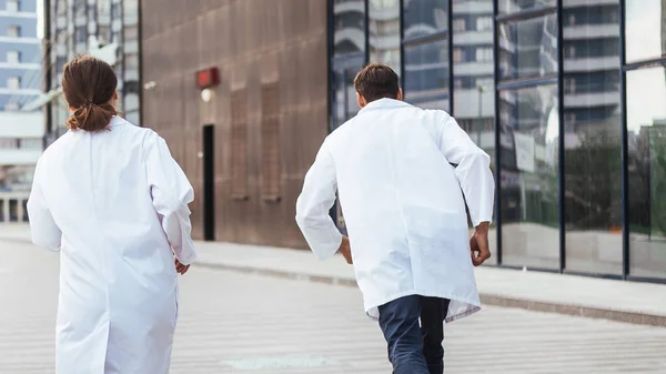 Οπίσθια όψη. ομάδα ιατρών τρέχει για την παροχή έκτακτης βοήθειας. — Φωτογραφία Αρχείου