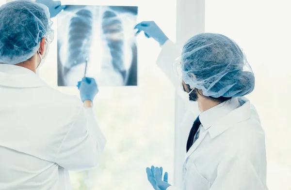 De cerca. colegas médicos discutiendo una radiografía de los pulmones . — Foto de Stock