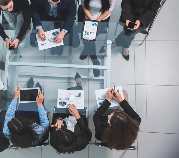 Team aziendale che discute i dati finanziari in una riunione di lavoro — Foto Stock