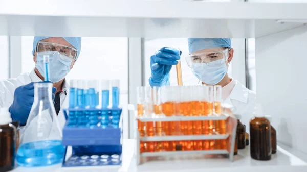 Fecha. tubos de ensaio em cima da mesa no laboratório bioquímico . — Fotografia de Stock