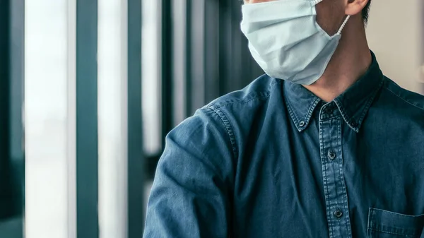 Geschäftskollegen in Schutzmasken arbeiten mit Finanzdokumenten. — Stockfoto