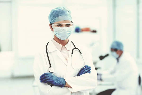 De cerca. doctora en ropa protectora de pie en el laboratorio. —  Fotos de Stock