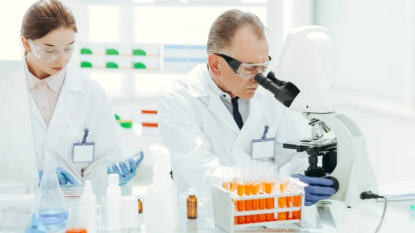 De cerca. técnicos de laboratorio que analizan la sangre en el laboratorio. —  Fotos de Stock