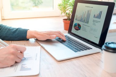 Kapat. Adam bilgisayarını finansal çizelge yapmak için kullanıyor..