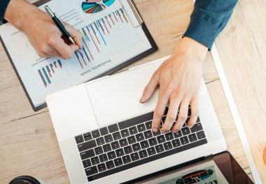 Üst Manzara. İş adamı finansal verileri analiz ediyor.