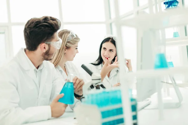 Bakifrån view.a grupp forskare som arbetar i ett modernt laboratorium — Stockfoto