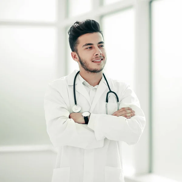 Portret lekarza terapeuty na jasnym tle — Zdjęcie stockowe