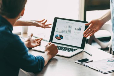 Kapat. Finansal verileri tartışan çalışanlar grubu.
