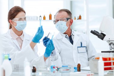 Tıbbi laboratuvar çalışanları test sonuçlarını tartışıyor .